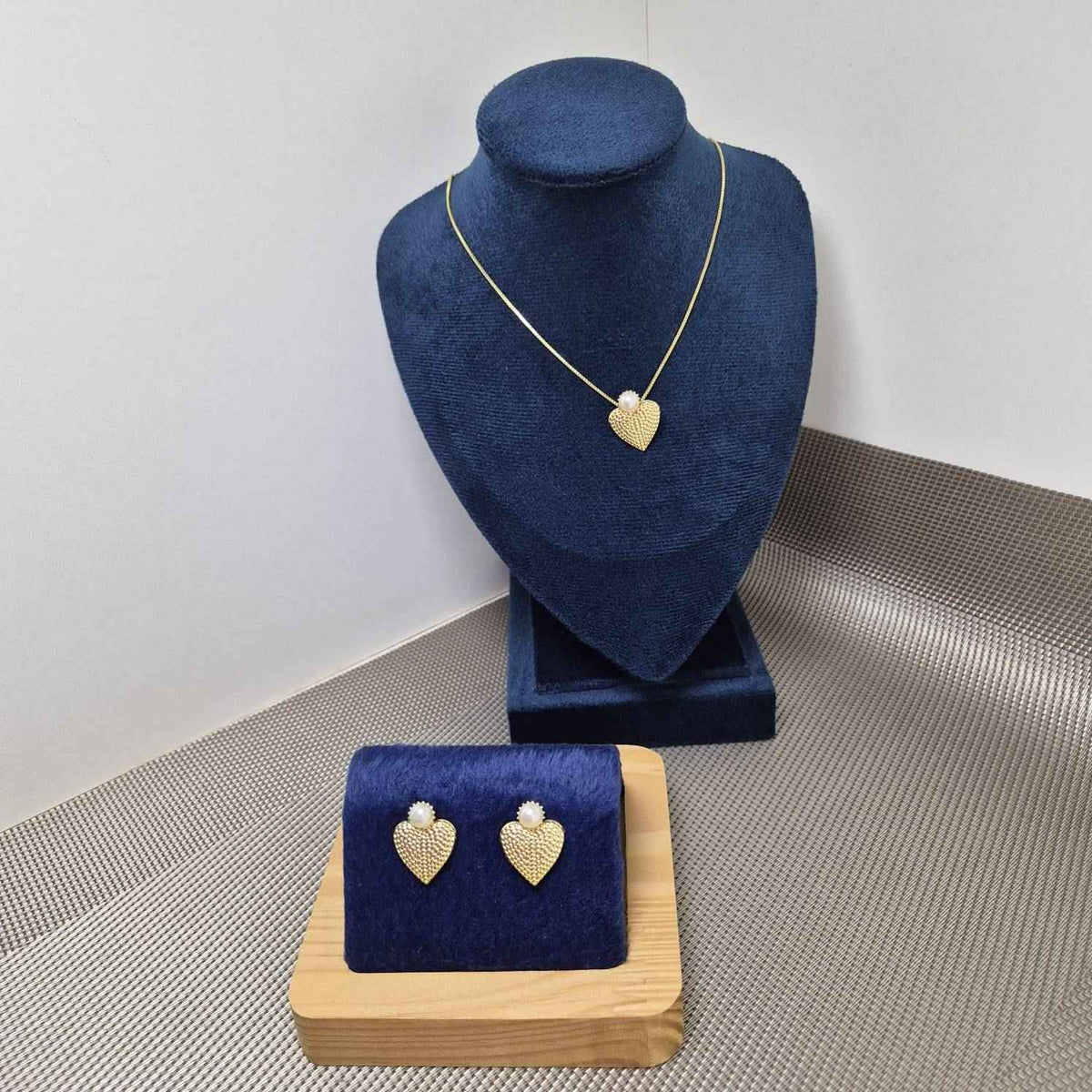 CONJUNTO CORAÇÃO COM PÉROLA BANHADO OURO 18K