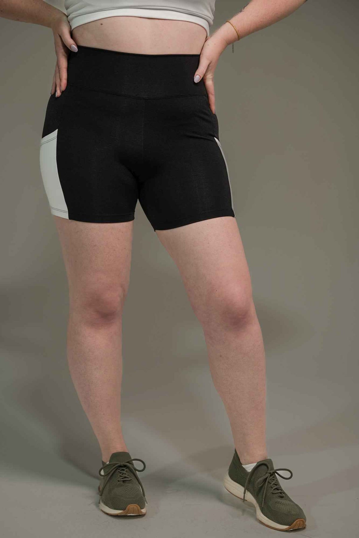 Short Feminino Meia Coxa com Bolso