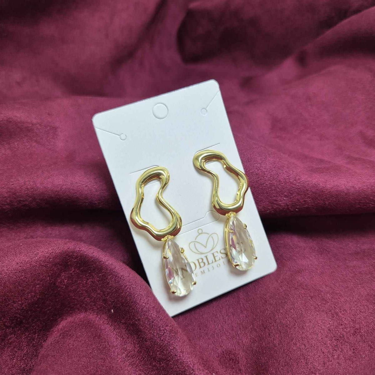 BRINCO ORGÂNICO COM CRISTAL BANHADO OURO 18K