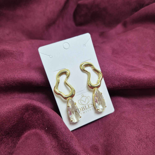 BRINCO ORGÂNICO COM CRISTAL BANHADO OURO 18K