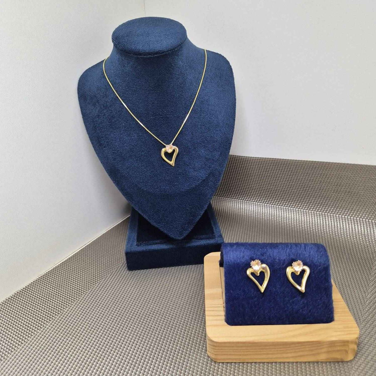 CONJUNTO CORAÇÃO COM CRISTAL ROSA BANHADO OURO 18K