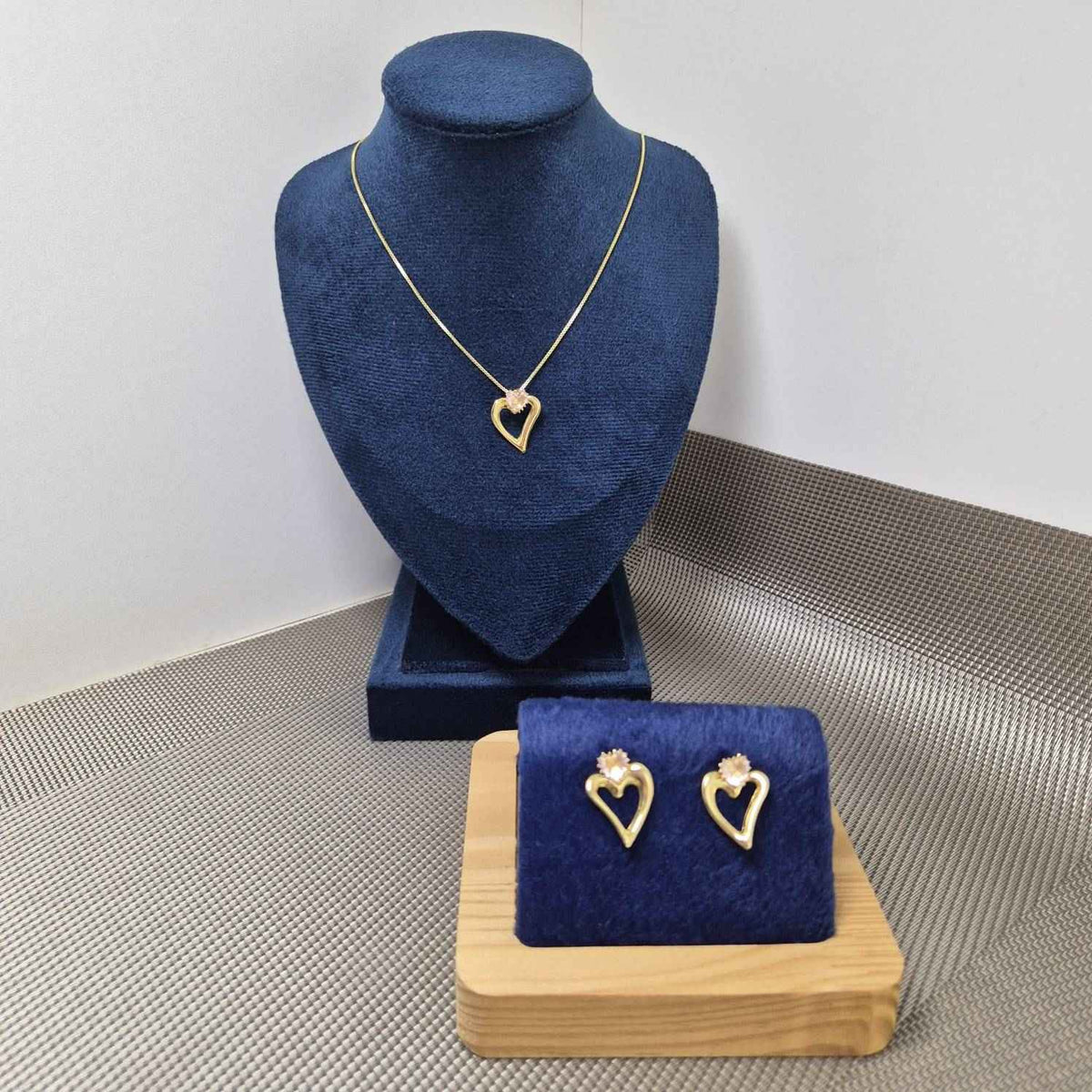 CONJUNTO CORAÇÃO COM CRISTAL ROSA BANHADO OURO 18K