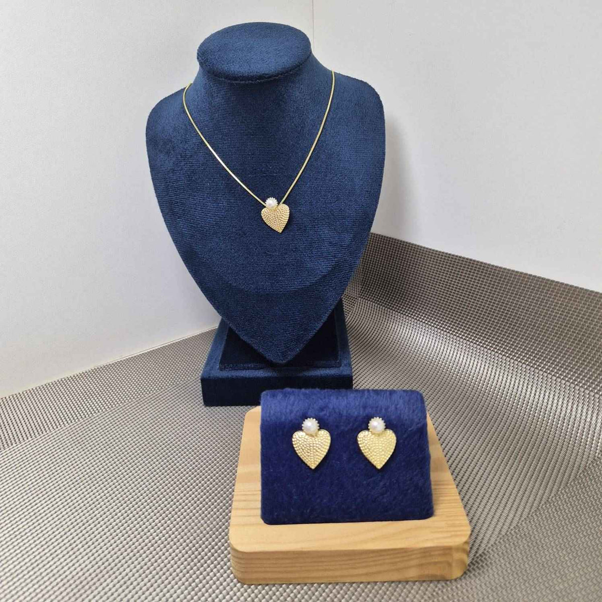 CONJUNTO CORAÇÃO COM PÉROLA BANHADO OURO 18K